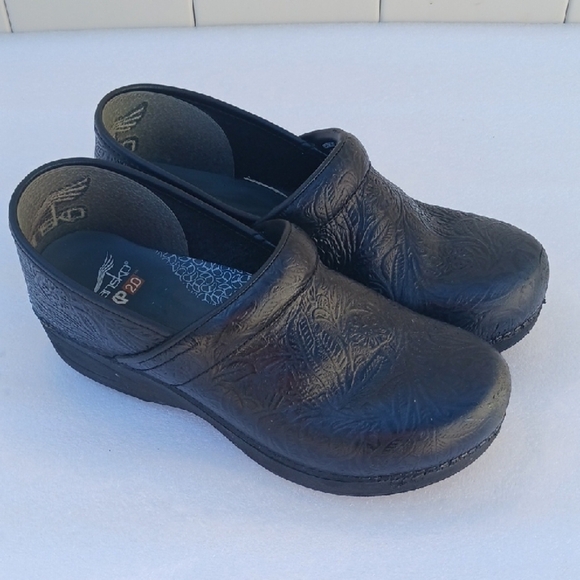 Dansko XP 2.0 Black Embossed Clogs Nursing Professional Shoes - Picture 3 of 6